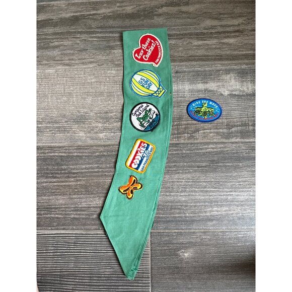Vintage early 1970s Girl Scouts Sash with Merit badges and pins, patches - Picture 4 of 5